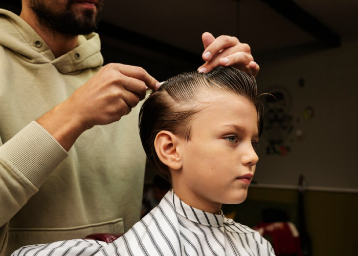 hairdresser-holding-comb-side-view