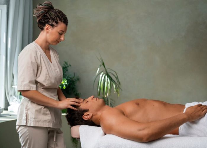 medium-shot-woman-working-spa